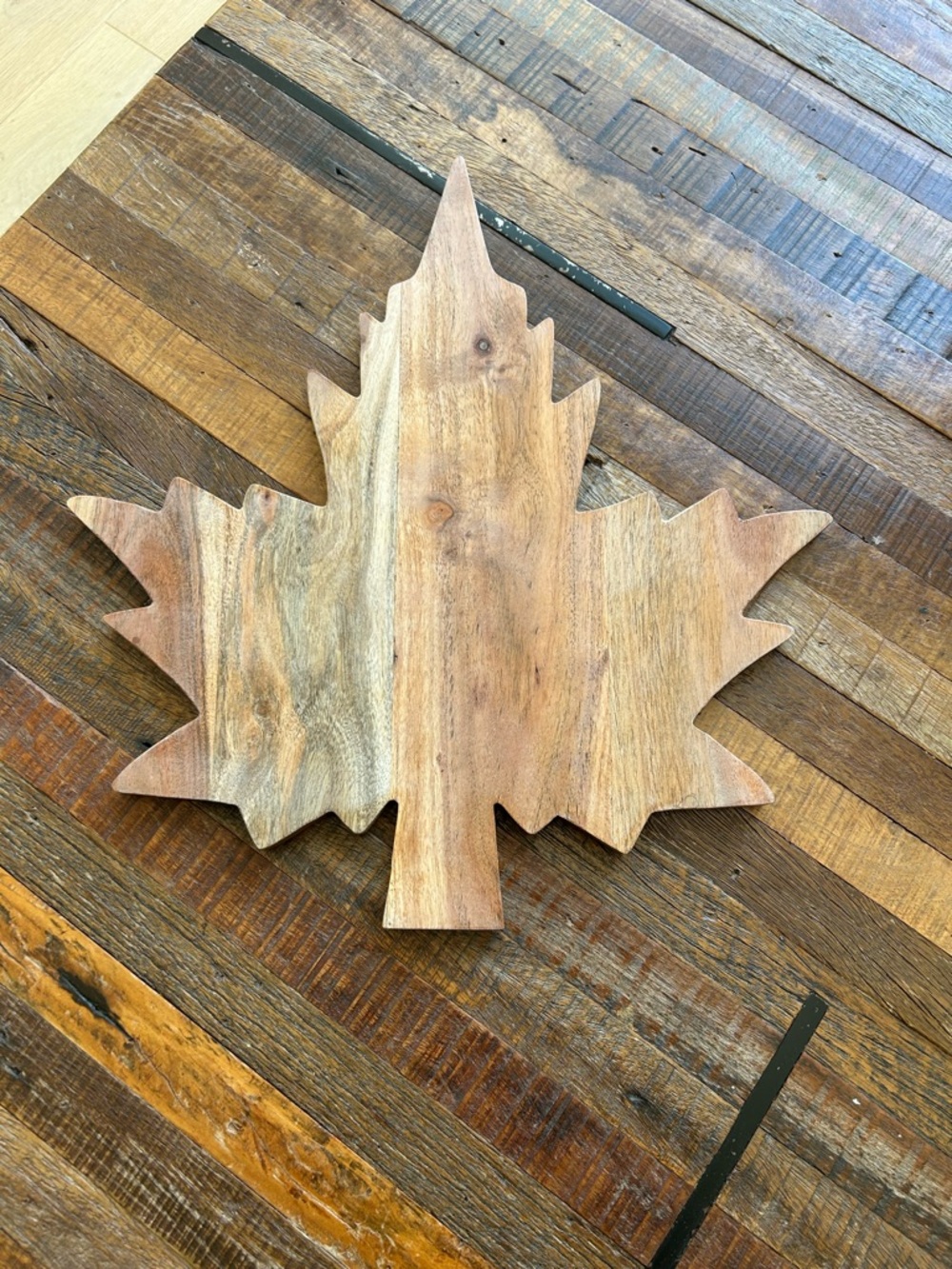Wooden Maple Leaf Harvest Chopping Block - Natural Wood Tones